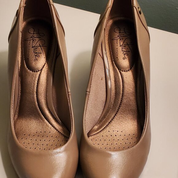 Life Stride Lively Taupe Dress Pumps Size 8M - Picture 2 of 6